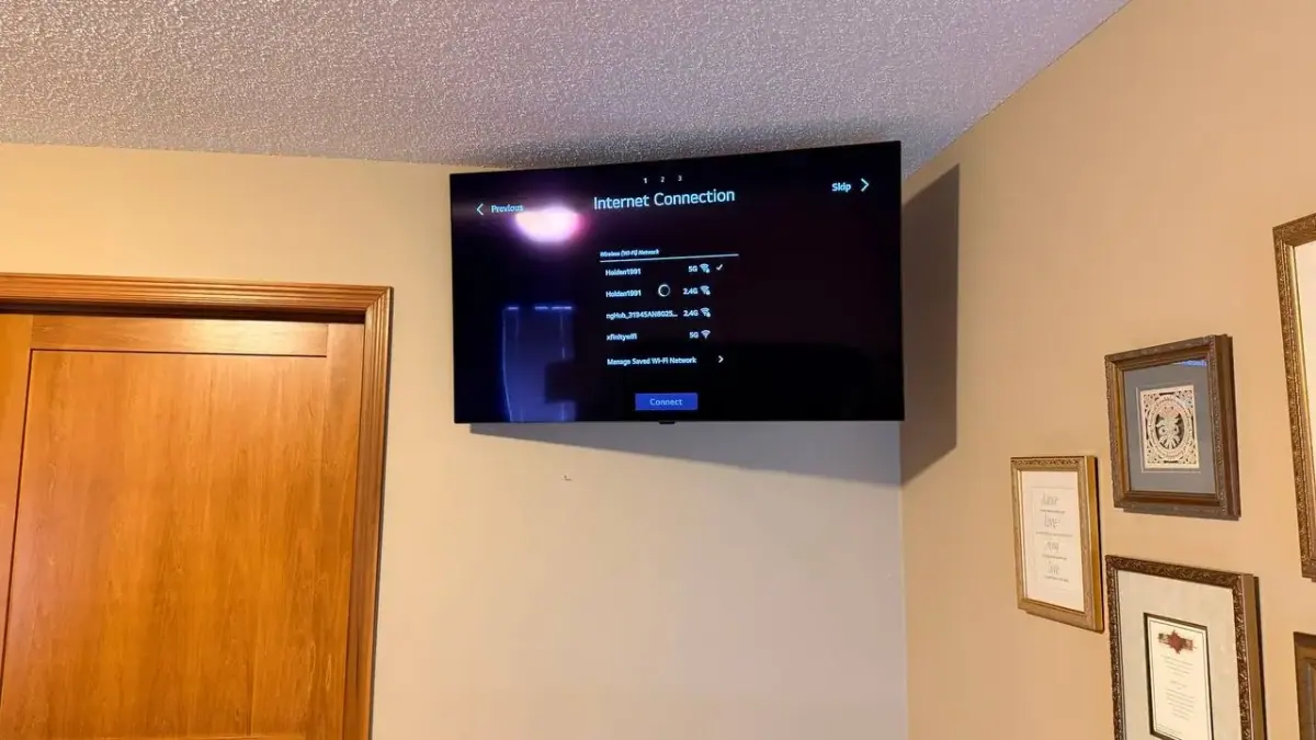 43 Inch Tv Mounting Edina Power Bridge Floating Look - The Mounting Man